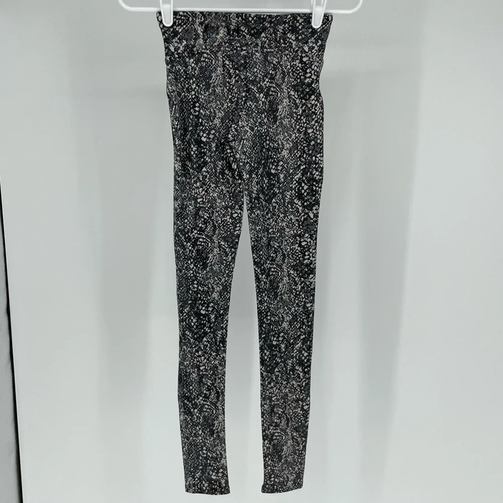 SPANX NWT FAUX LEATHER SNAKE SHINE LEGGINGS GRAY WHITE - Picture 5 of 12
